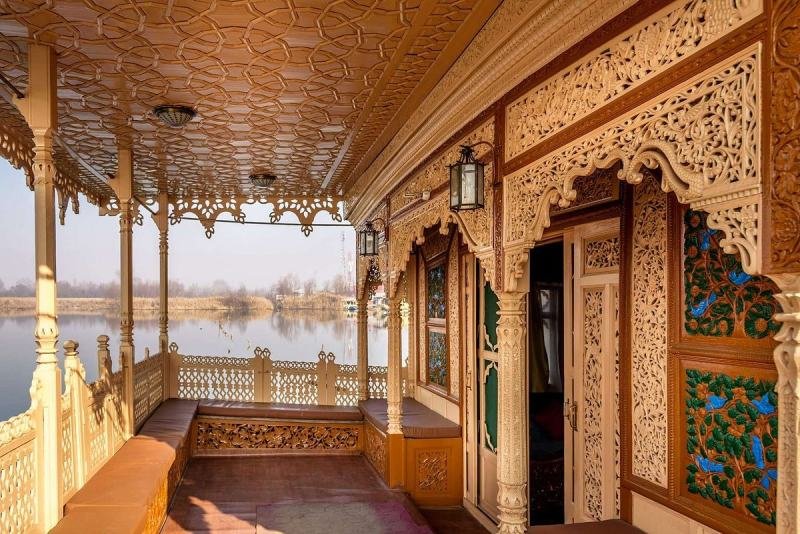 DELUXE HOUSEBOAT