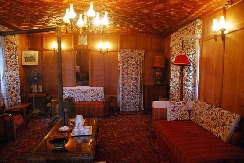 DELUXE HOUSEBOAT