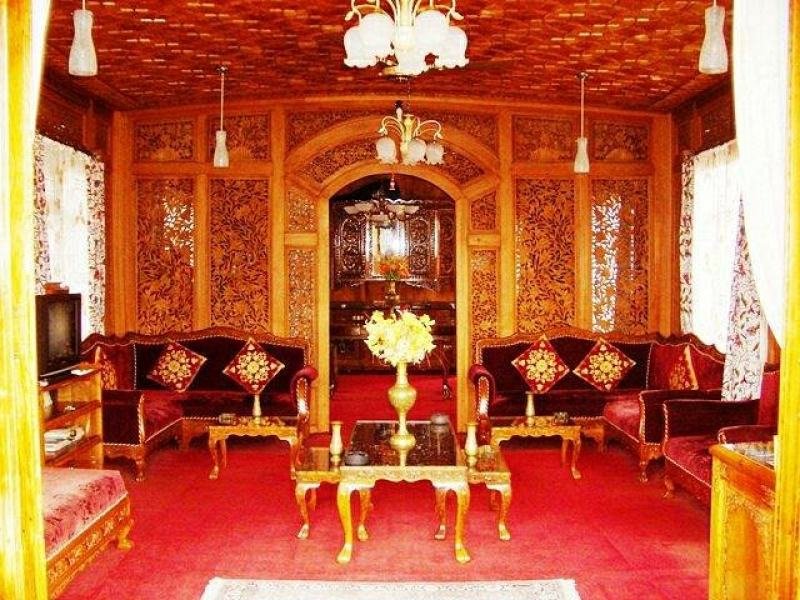 DELUXE HOUSEBOAT