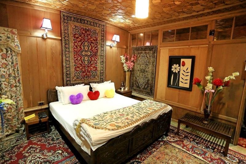 DELUXE HOUSEBOAT